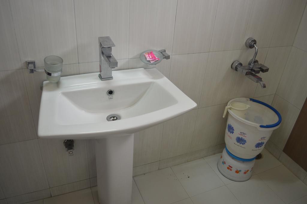 Hotel Roopa International Amritsar Zimmer foto